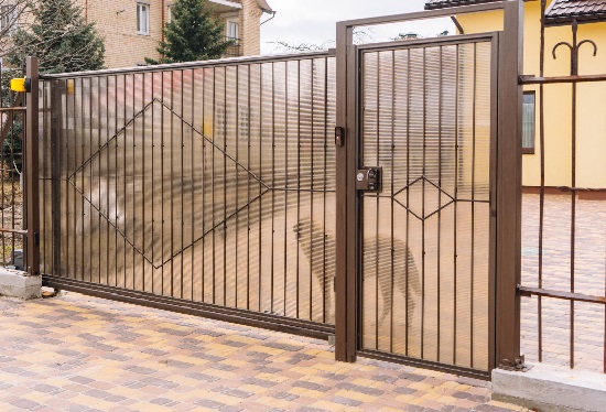 Купить ворота из профлиста с элементами ковки, с металлическими столбами в рамке или под дерево в Черногорске от 158880 руб