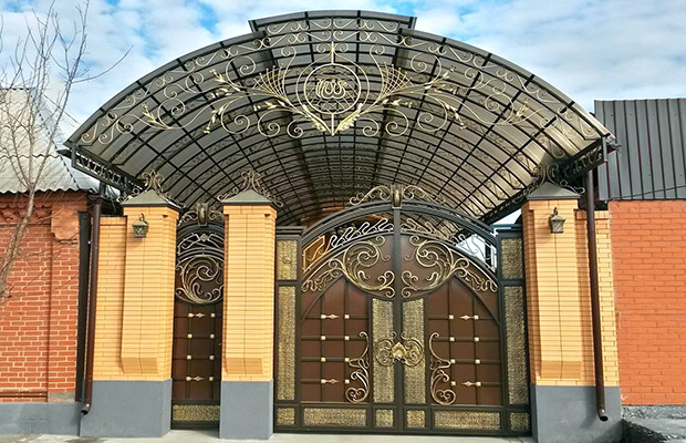 Купить или заказать ворота для дома с навесом - стильные и надежные решения для вашего участка в Черногорске от 43057 руб | ВоротМастер-Чрн